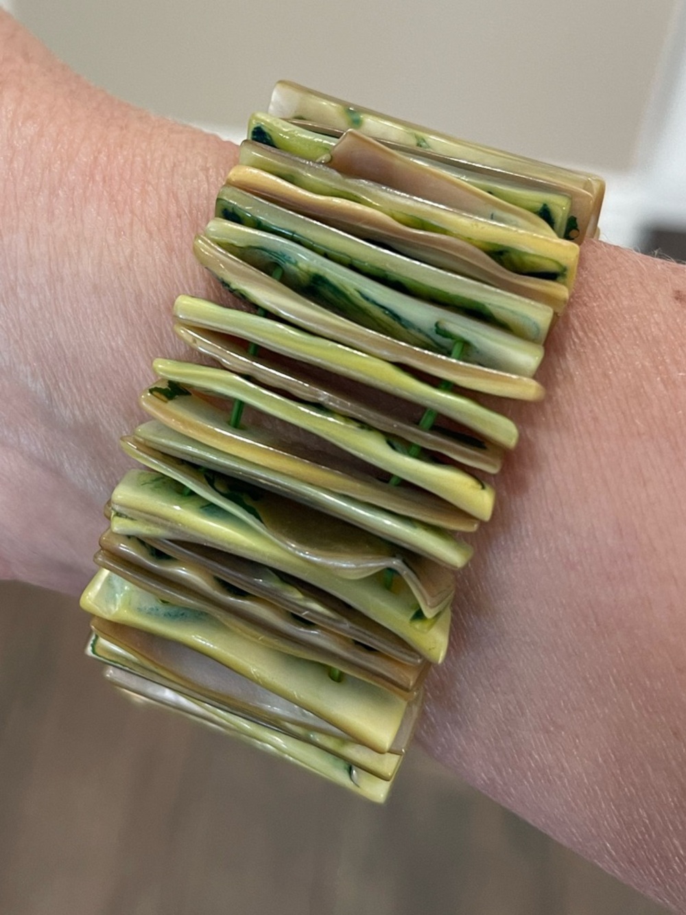 Set of 5 Bracelets and one pair of dangly shell Earrings.  Green/Yellow tones - Picture 4 of 14